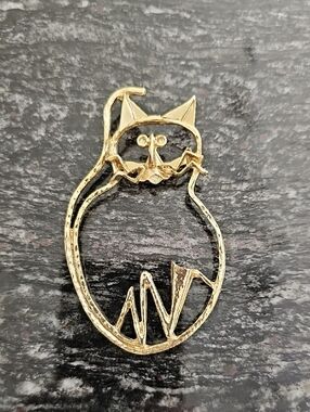 Gold Cat Outline Pin - Elegant Cat Brooch for Cat Lovers
